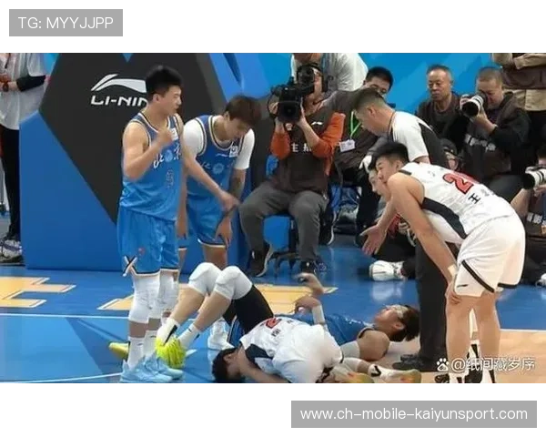 球队训练中意外碰撞，王牌球员痛苦倒地